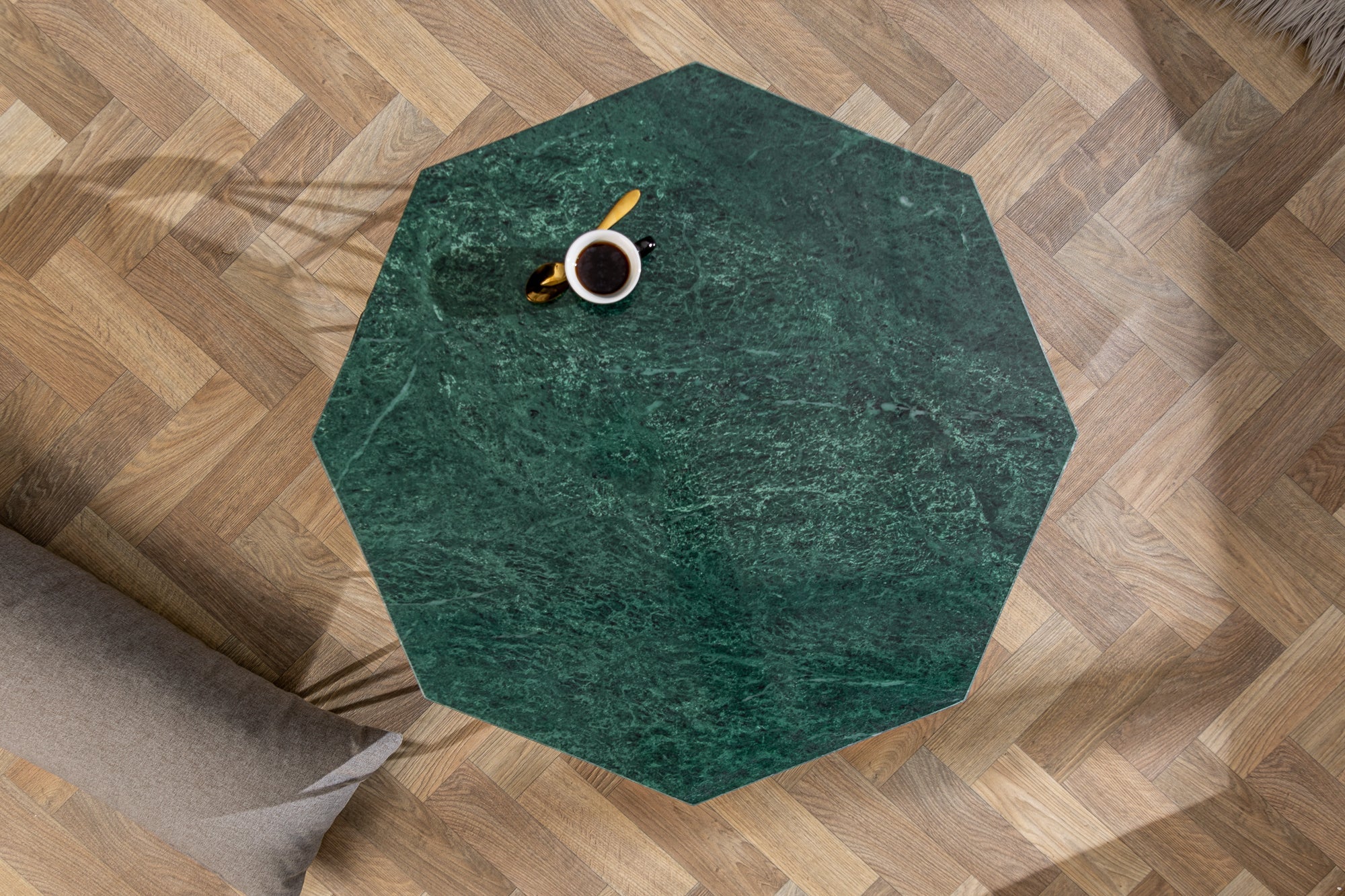 Élégante table basse DIAMOND 70cm en laiton vert avec plateau en marbre