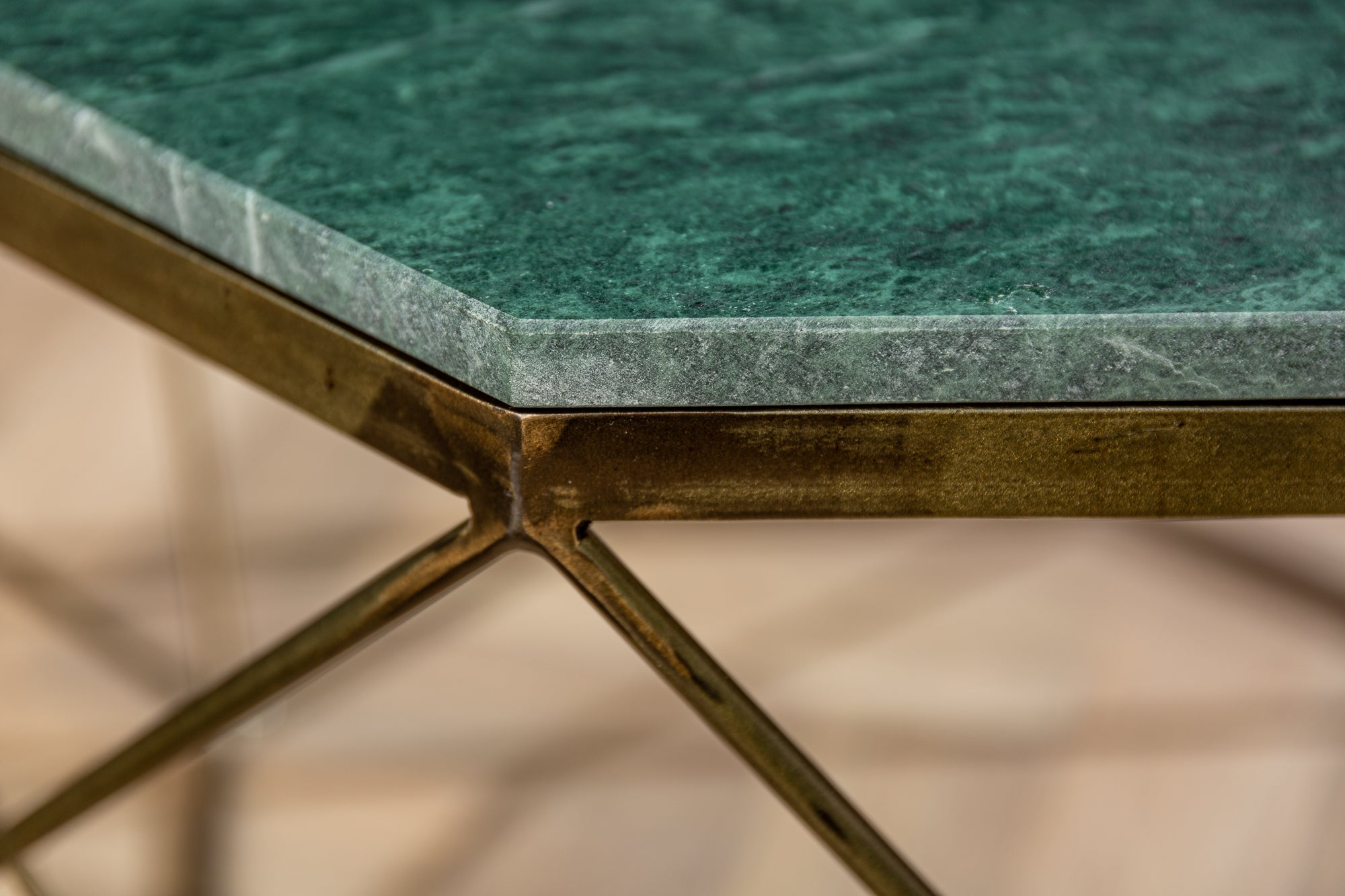 Élégante table basse DIAMOND 70cm en laiton vert avec plateau en marbre