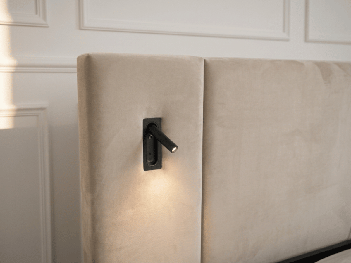 Lit Élysée – CosyPet Edition : tête de lit XXL, coffre, lumières, USB & tables de chevet incluses