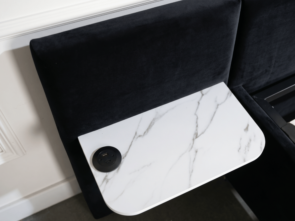 Lit Élysée – CosyPet Edition : tête de lit XXL, coffre, lumières, USB & tables de chevet incluses