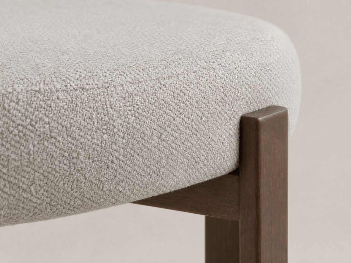 Lot de 4 chaises Odéon – assise ronde, dossier enveloppant & pieds effet bois