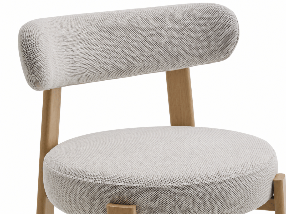Lot de 4 chaises Odéon – assise ronde, dossier enveloppant & pieds effet bois