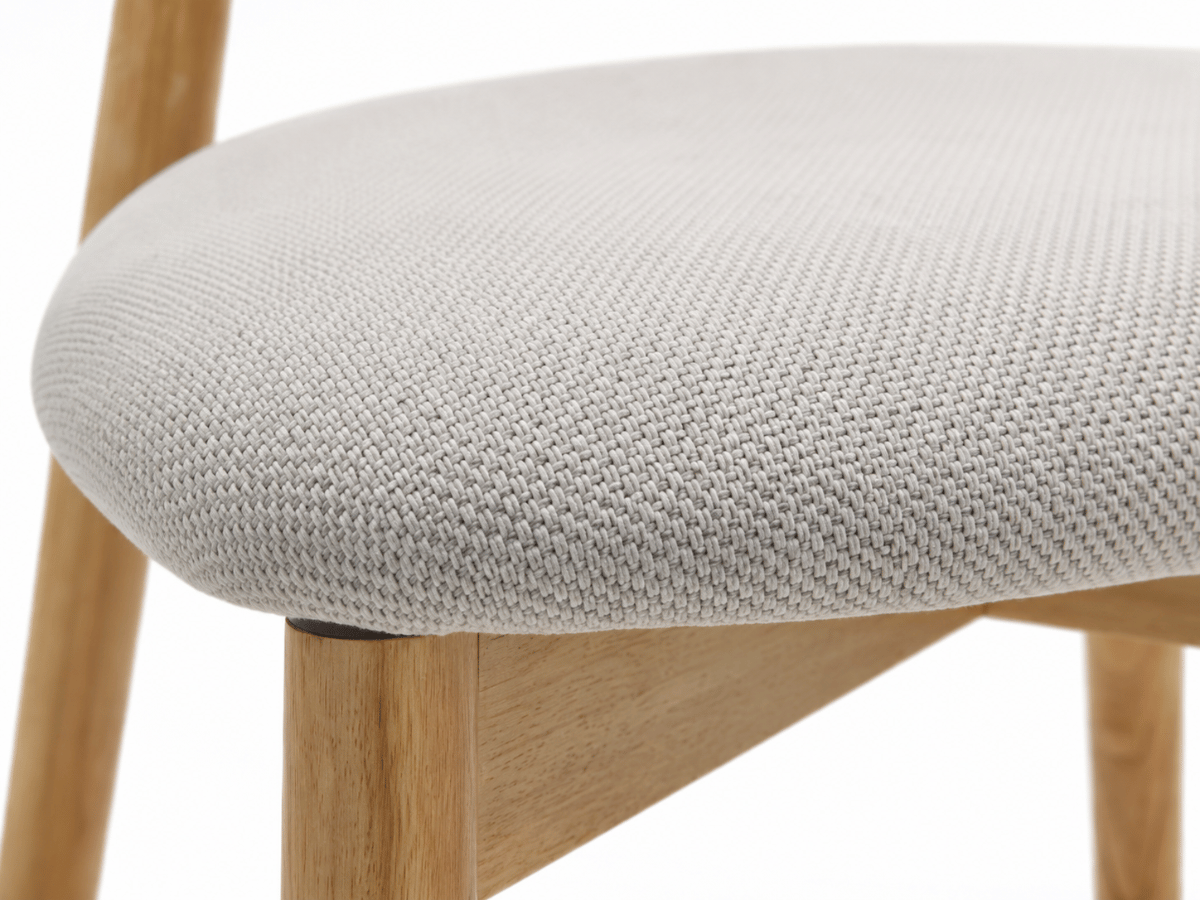 Lot de 4 chaises Varenne – bois clair, tissu doux et lignes élégantes