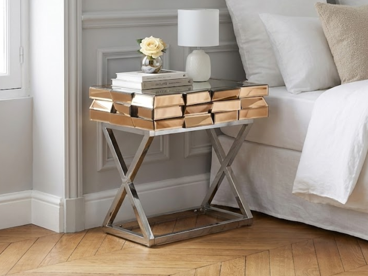 Table de Chevet LUXOR – Verre & Miroirs Dorés, Piètement Chromé