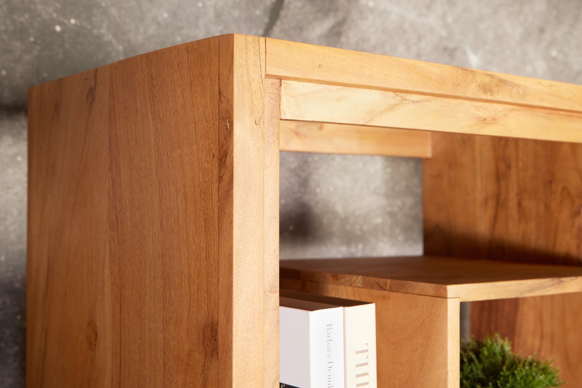 Bibliothèque en bois massif CUBUS 190cm acacia finition miel pieds métal étagère sur pied noire