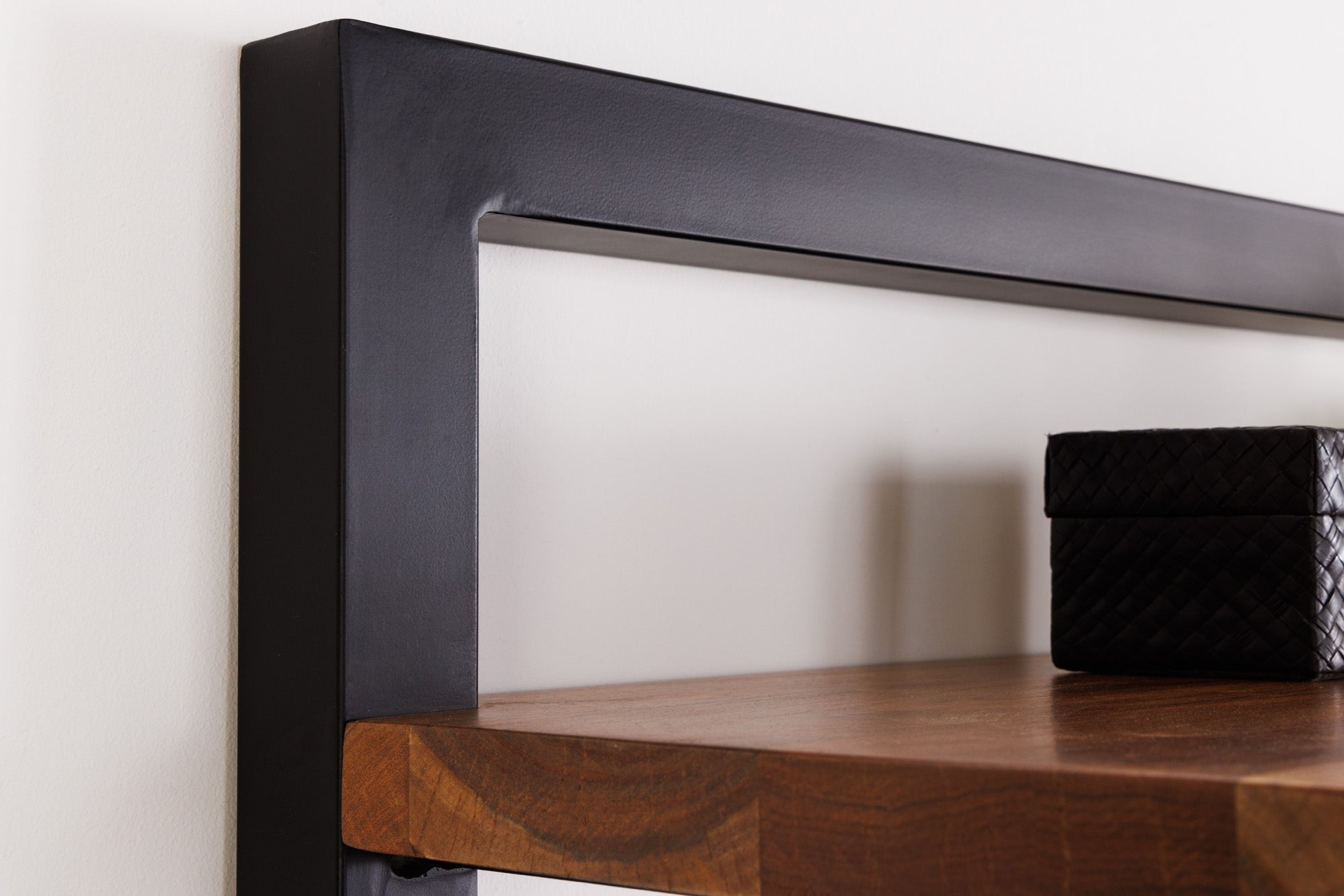 Bibliothèque massive MAMMUT 180cm acacia noir cinq étagères
