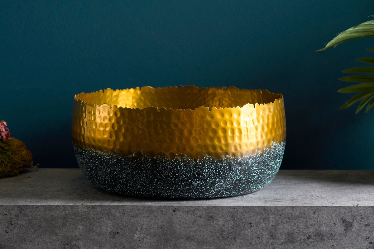 Bol décoratif artisanal ORIENT 31 cm doré avec patine au design martelé classique