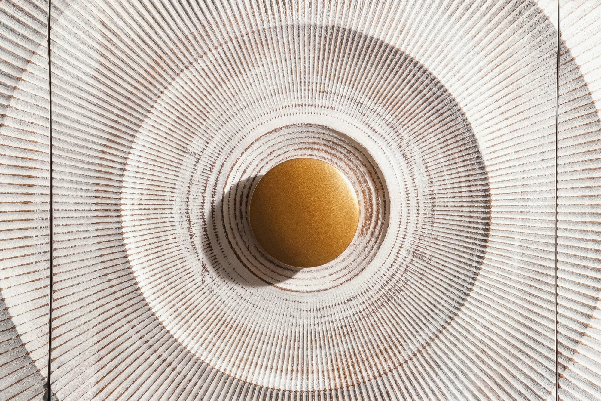 Buffet artisanal GOLDEN SUNSET 140cm blanc avec sculptures 3D pieds en métal bois de manguier doré