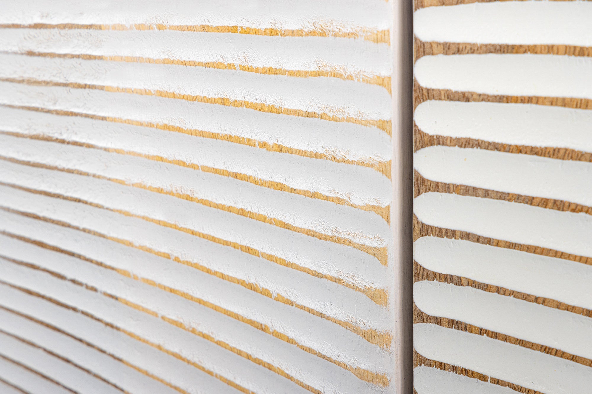 Buffet artisanal GOLDEN SUNSET 140cm blanc avec sculptures 3D pieds en métal bois de manguier doré