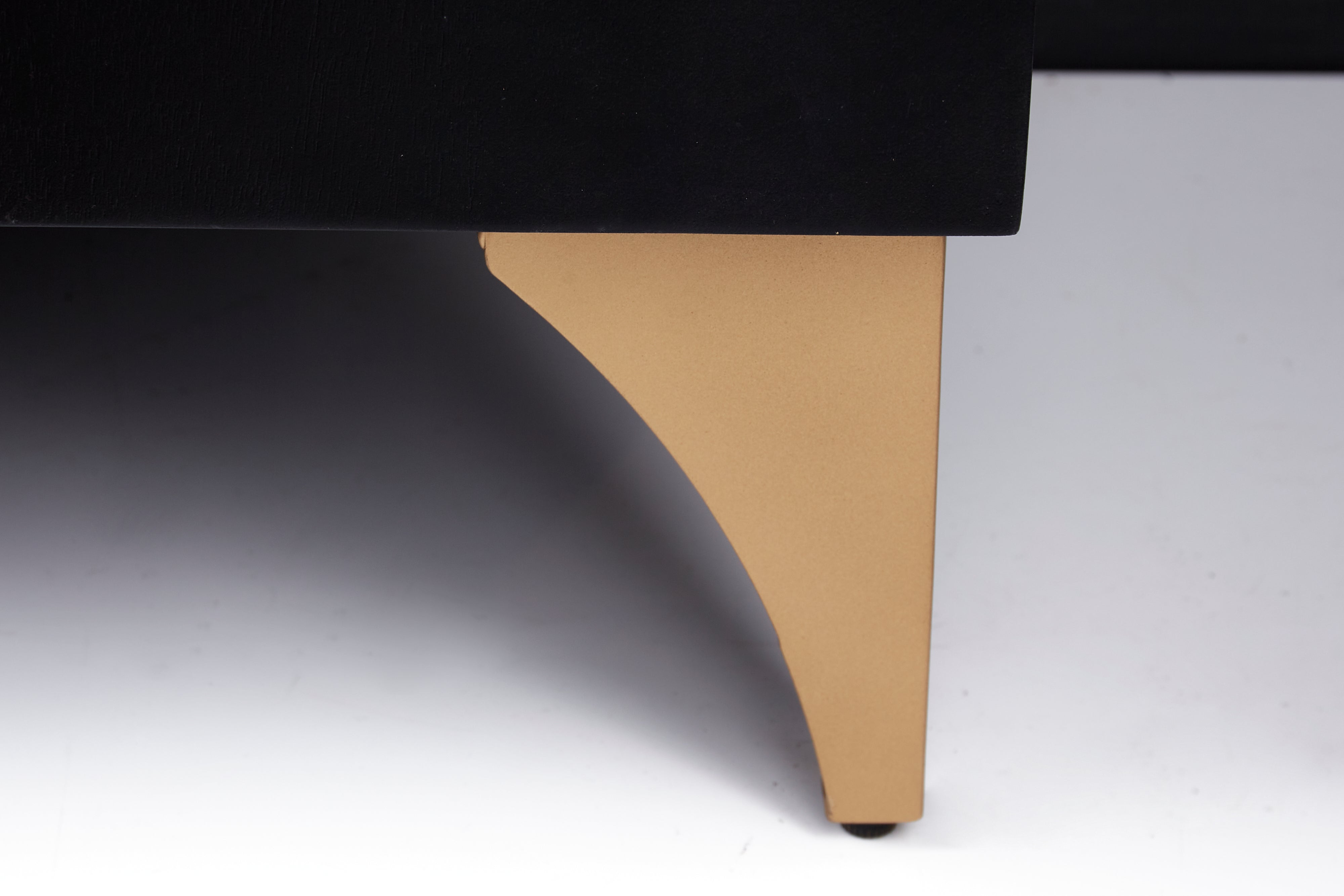 Buffet artisanal GOLDEN SUNSET 180cm noir avec sculptures 3D pieds en métal bois de manguier doré