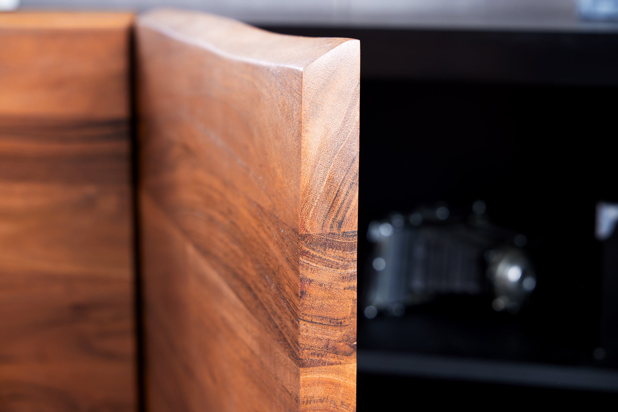 Buffet design industriel ORGANIC ARTWORK 180cm structure en fer et bois d’acacia massif