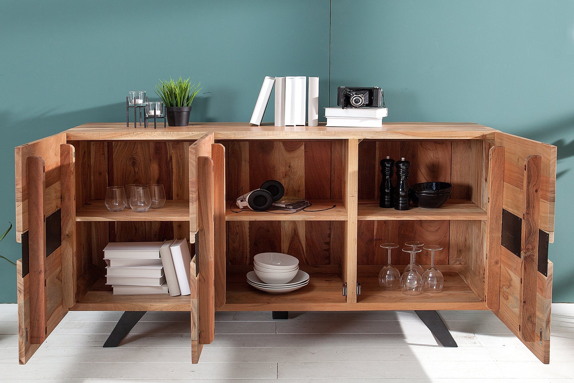 Buffet en bois massif AMAZONAS 150cm acacia naturel métal noir bord d’arbre