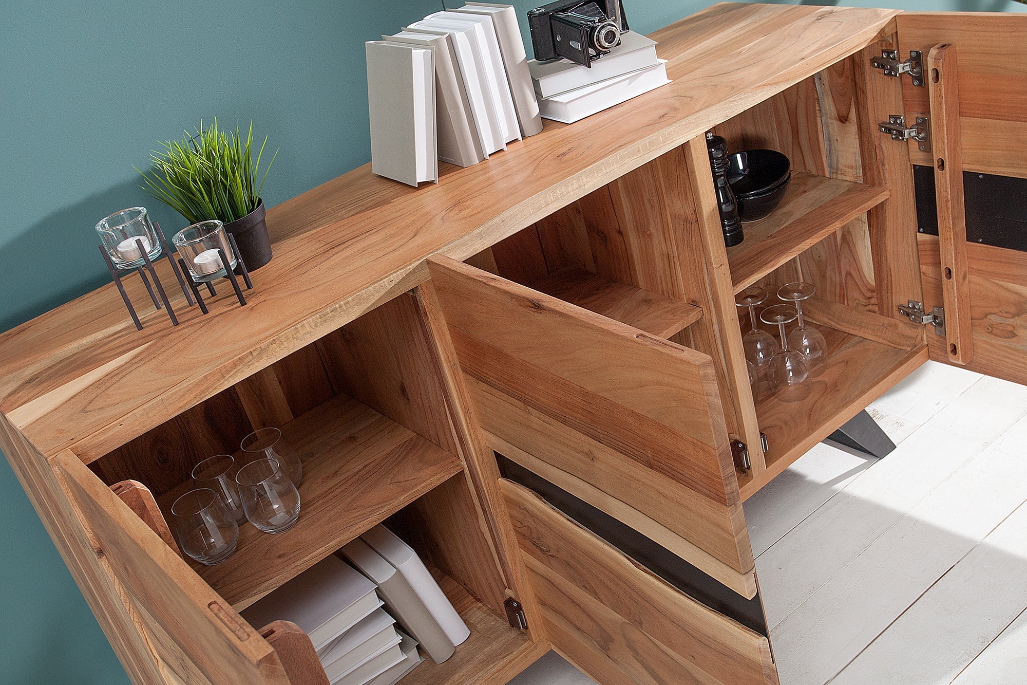 Buffet en bois massif AMAZONAS 150cm acacia naturel métal noir bord d’arbre