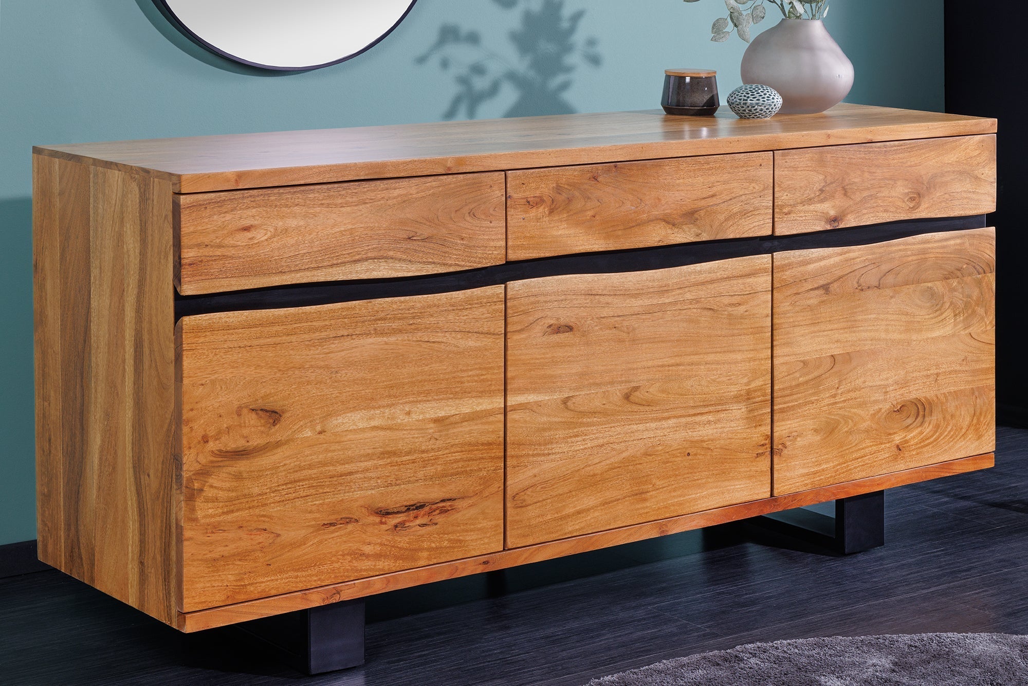 Buffet en bois massif MAMMUT 160cm acacia finition miel bord d’arbre en métal avec tiroirs