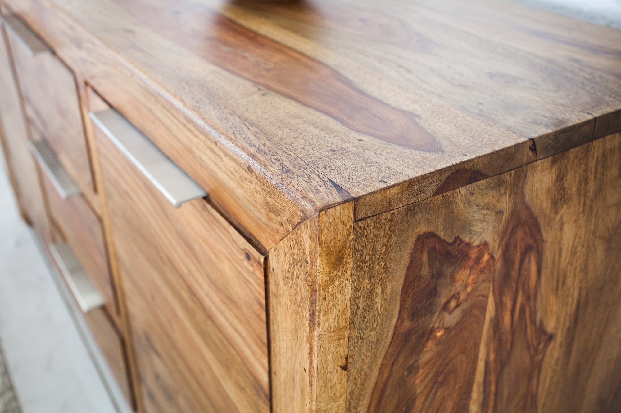 Buffet en bois massif PURE 135cm commode finition pierre de Sheesham marron