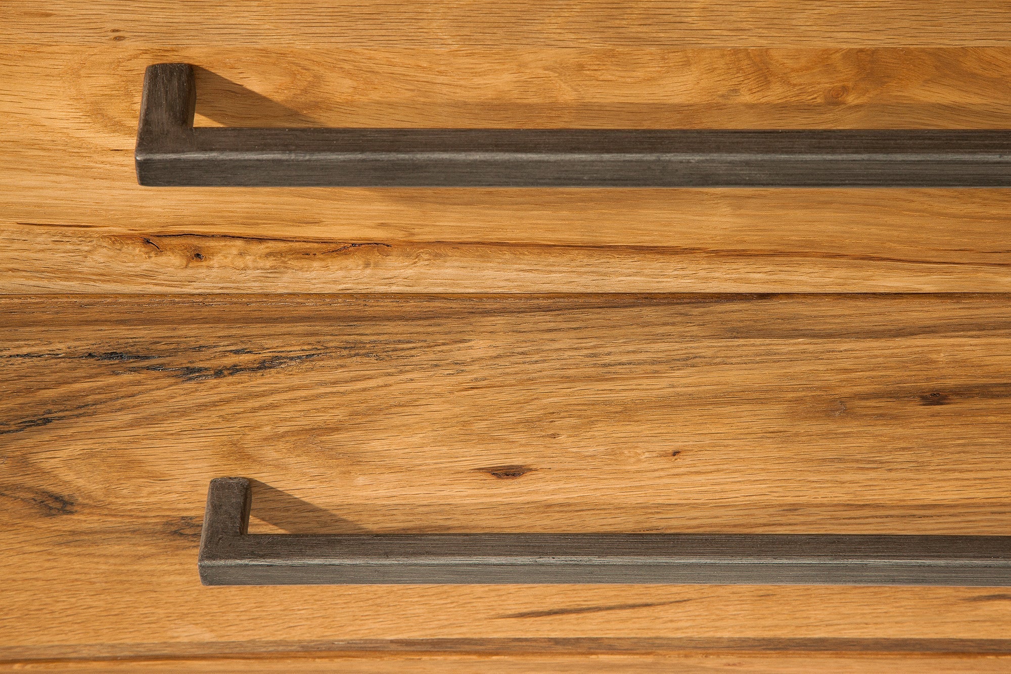 Buffet en bois massif THOR 200 cm avec tiroirs chêne sauvage naturel métal huilé noir