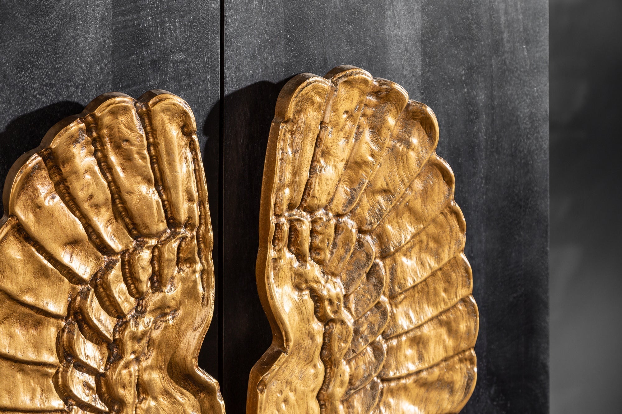 Buffet extravagant ANGEL 140cm en bois de manguier noir avec ailes dorées