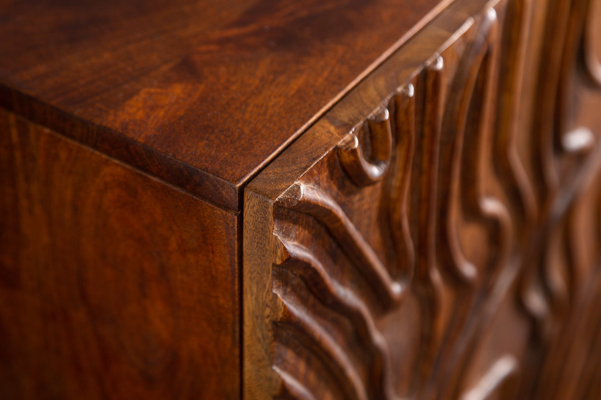 Buffet fabriqué à la main FLUID 160 cm en bois de manguier avec des sculptures 3D élaborées