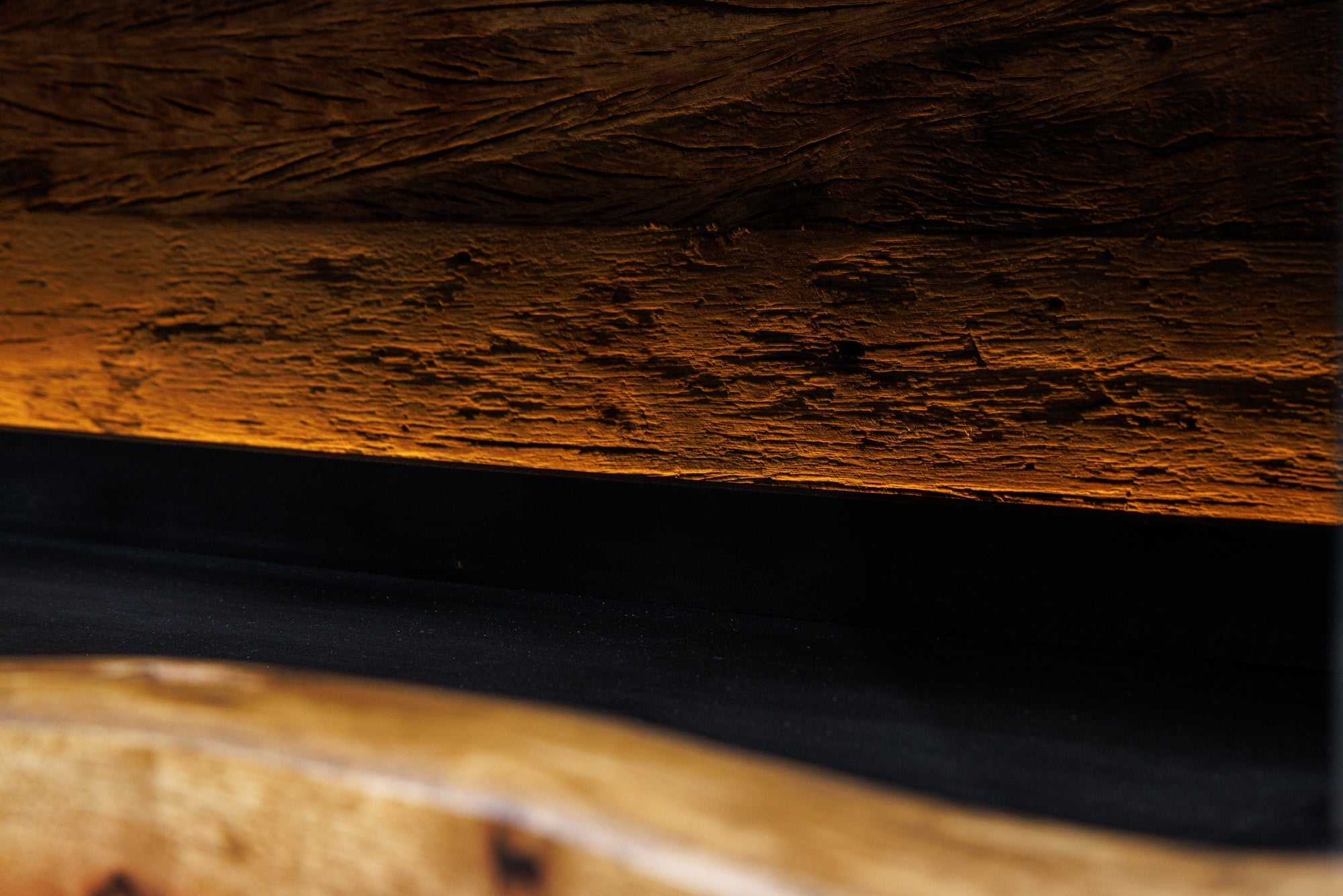 Buffet haut en bois massif GRAND ACACIA 120cm acacia marron avec éclairage LED bord d’arbre