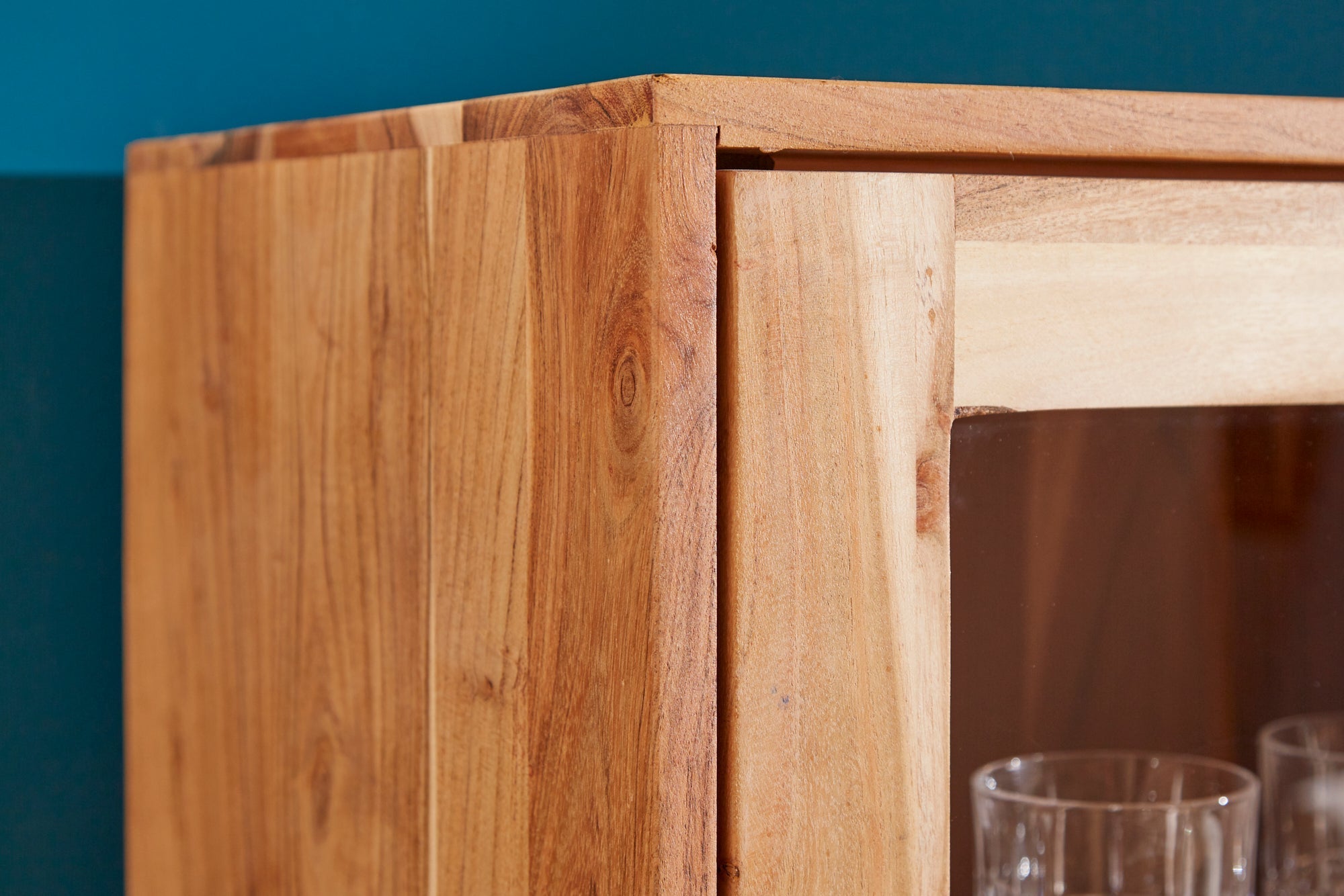 Buffet haut en bois massif MYSTIC LIVING 140cm vitrine en acacia naturel surface 3D