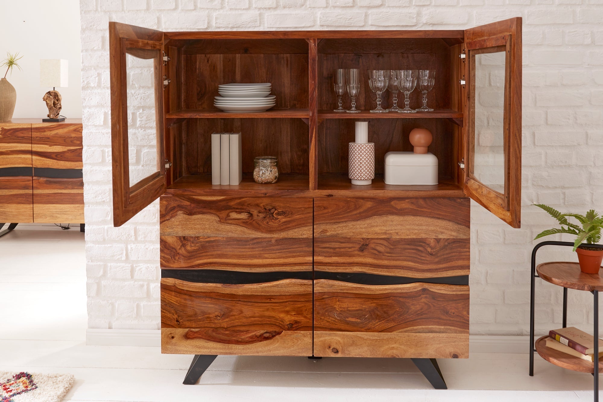 Buffet haut massif AMAZONAS 140cm vitrine en bois de sheesham marron avec bordure en arbre