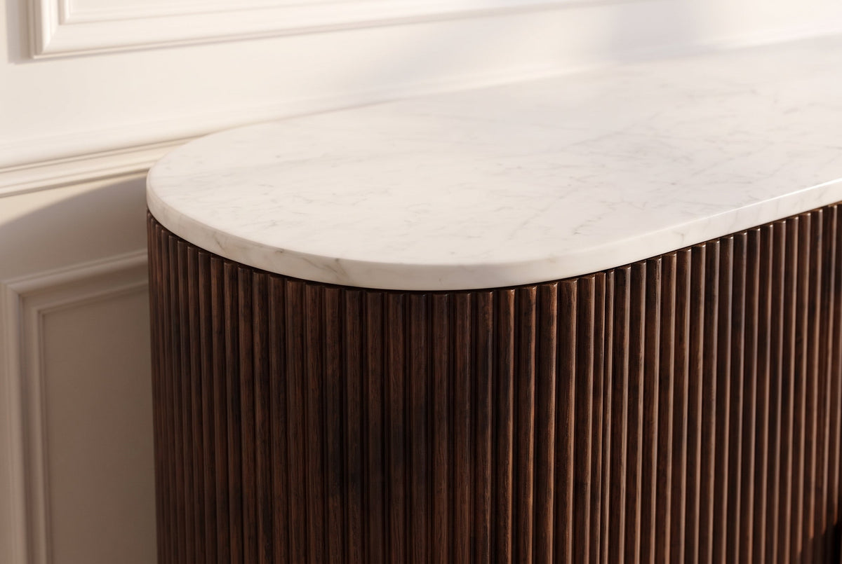 Buffet massif GATSBY 140cm bois de manguier brun métal doré plateau en marbre blanc