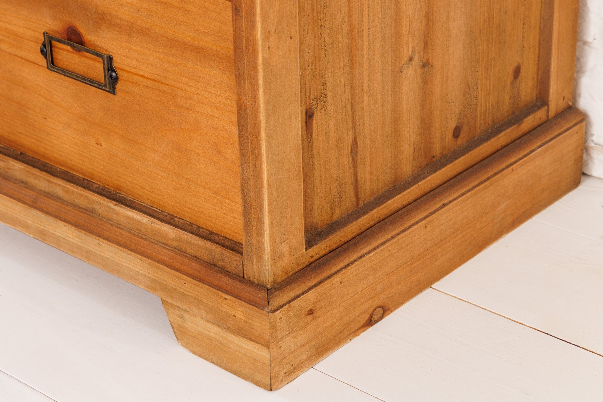 Buffet massif HERITAGE 150cm bois de pin naturel portes industrielles vitrine en métal