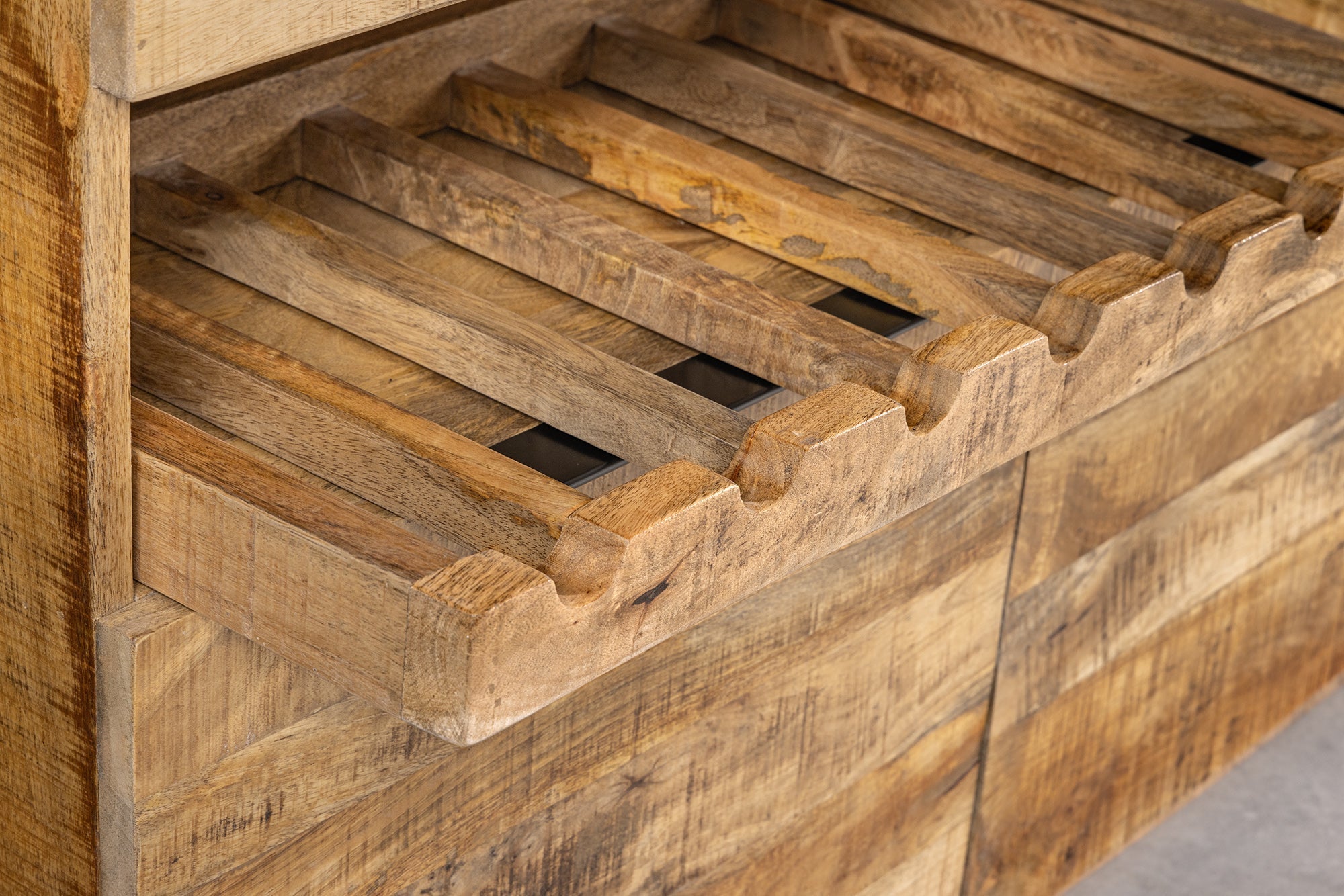 Buffet massif IRON CRAFT 175cm en bois de manguier naturel avec tiroirs casier à vin