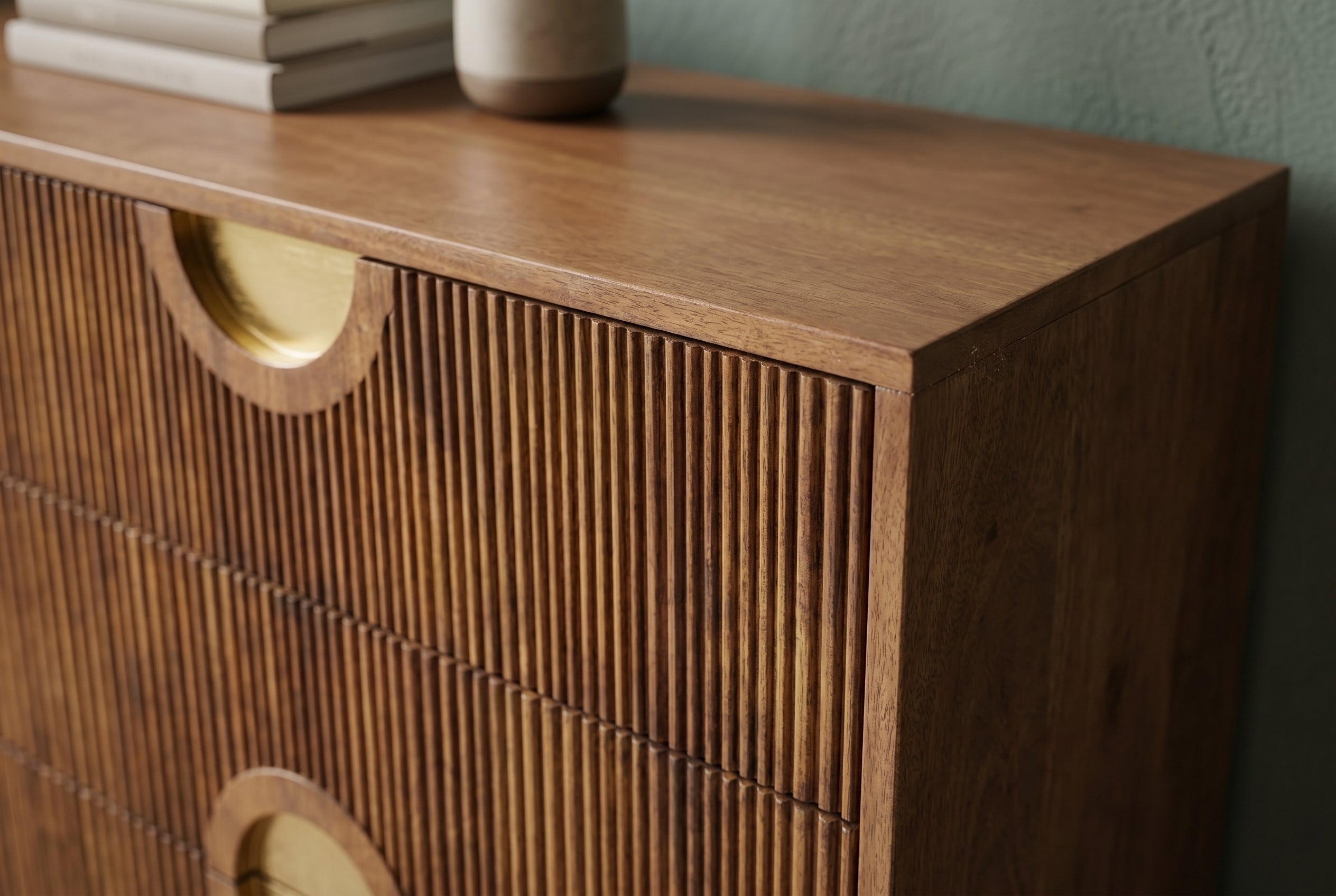 Buffet massif MADISON 180cm en manguier marron avec tiroirs et façade structurée