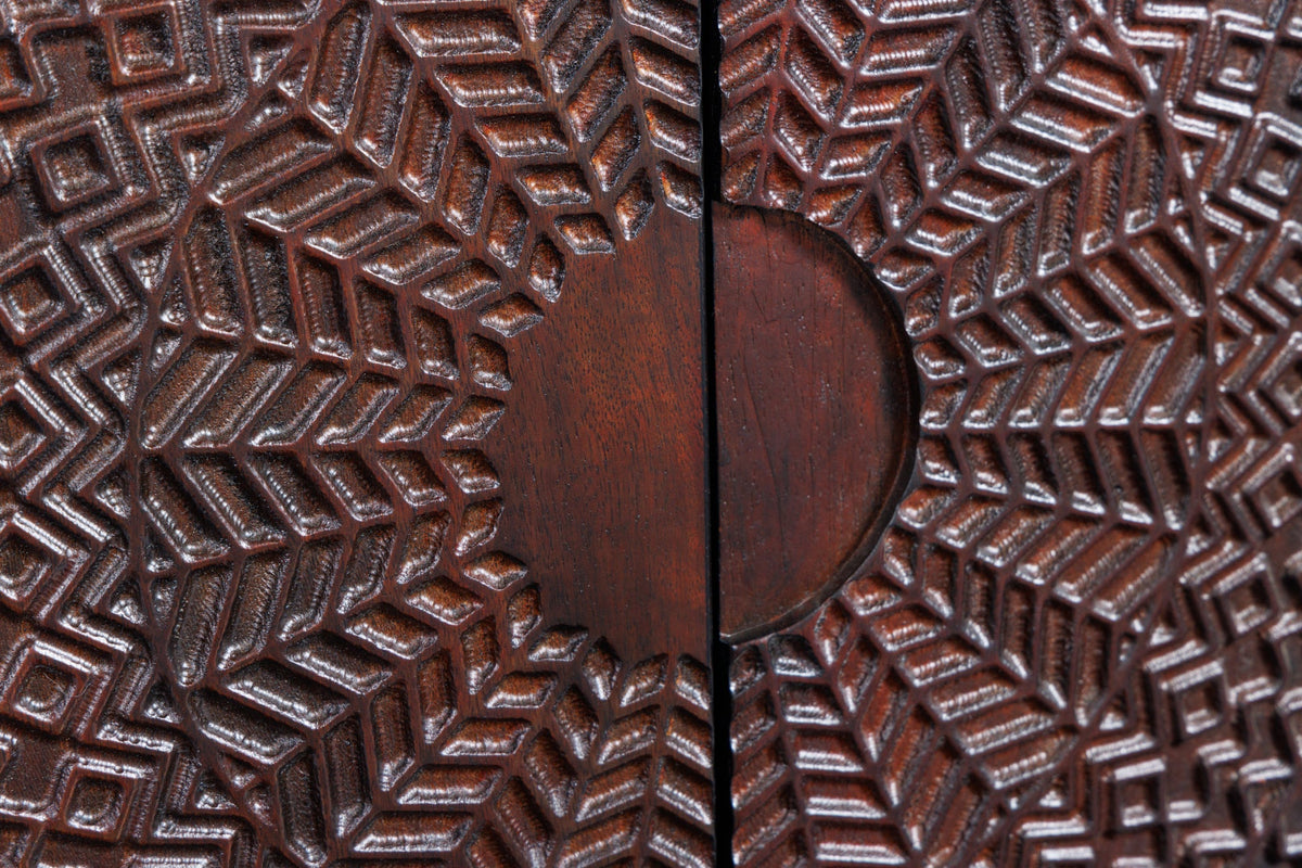 Buffet massif MANDALA 160cm en bois de manguier noir avec sculptures 3D pieds dorés