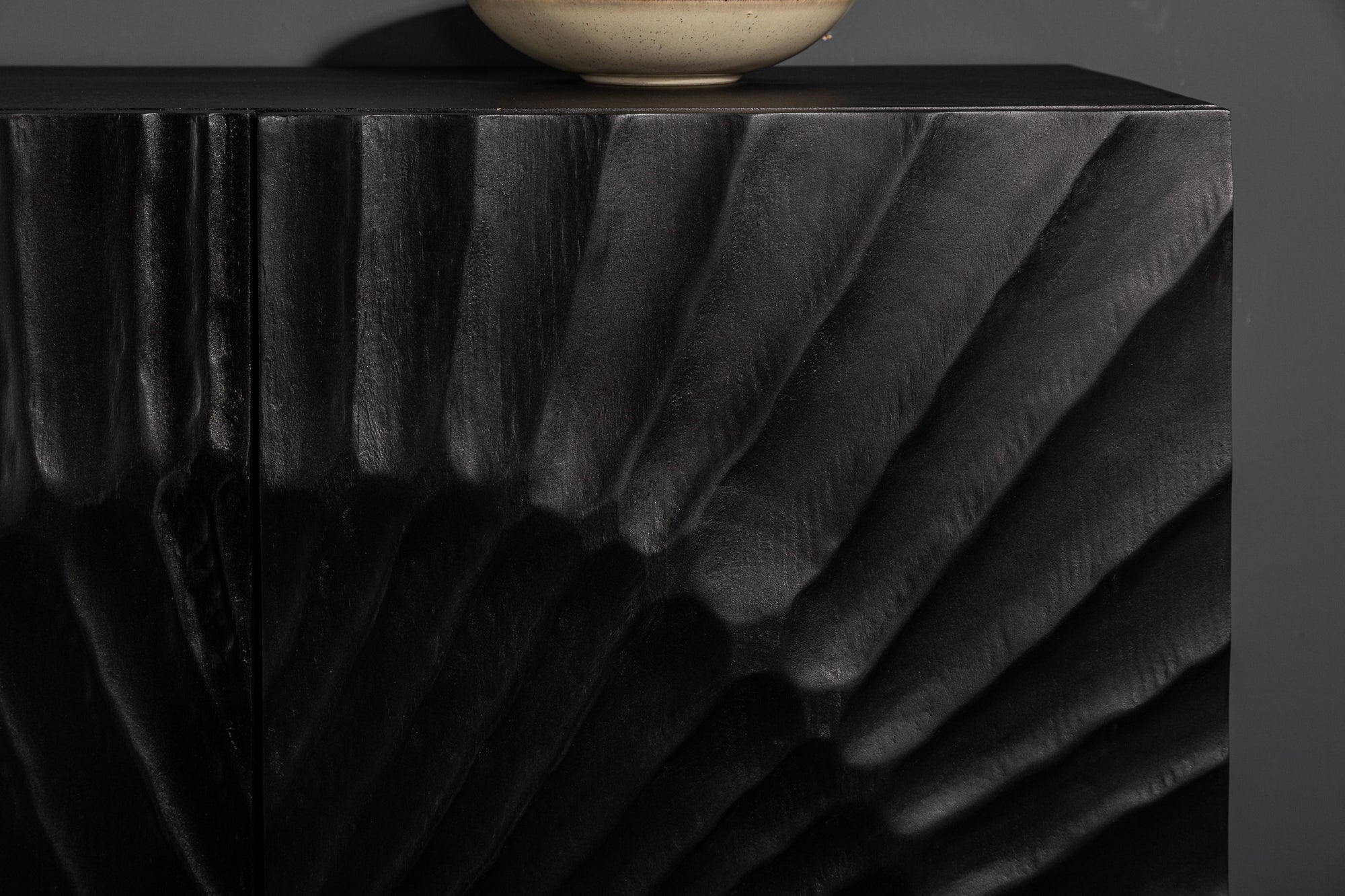 Buffet massif SCORPION 140cm en bois de manguier noir avec sculptures 3D élaborées