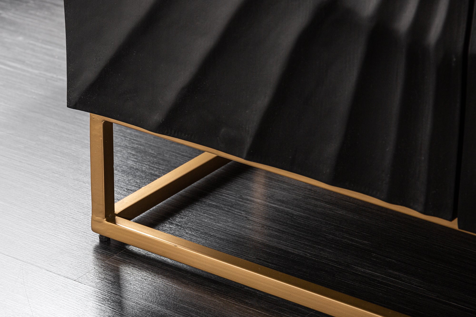 Buffet massif SCORPION 140cm en bois de manguier noir avec sculptures 3D élaborées