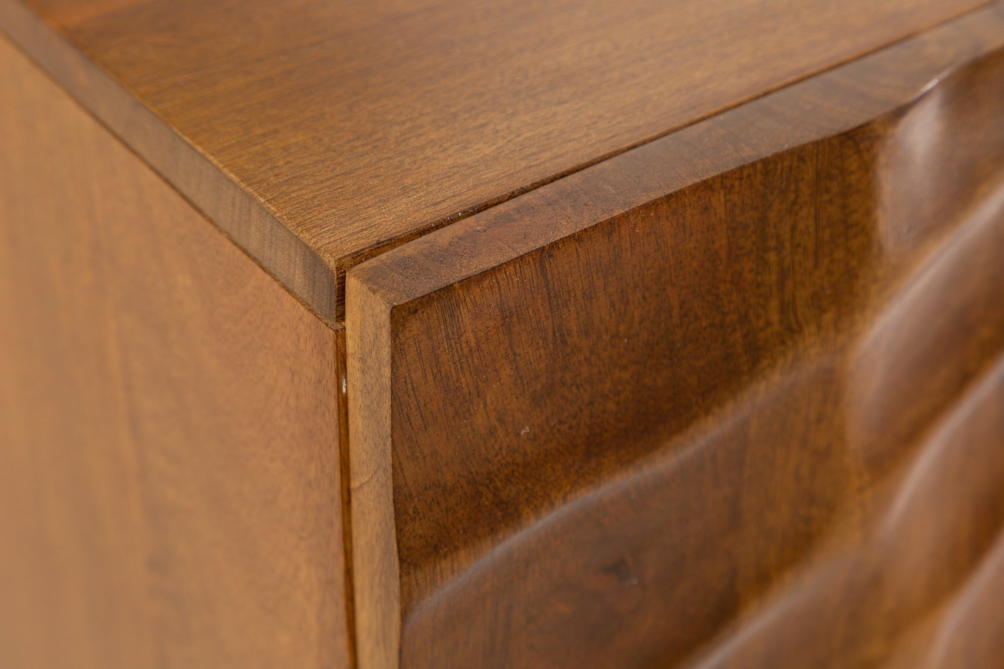 Buffet massif SCORPION 180cm en bois de manguier marron avec sculptures 3D élaborées