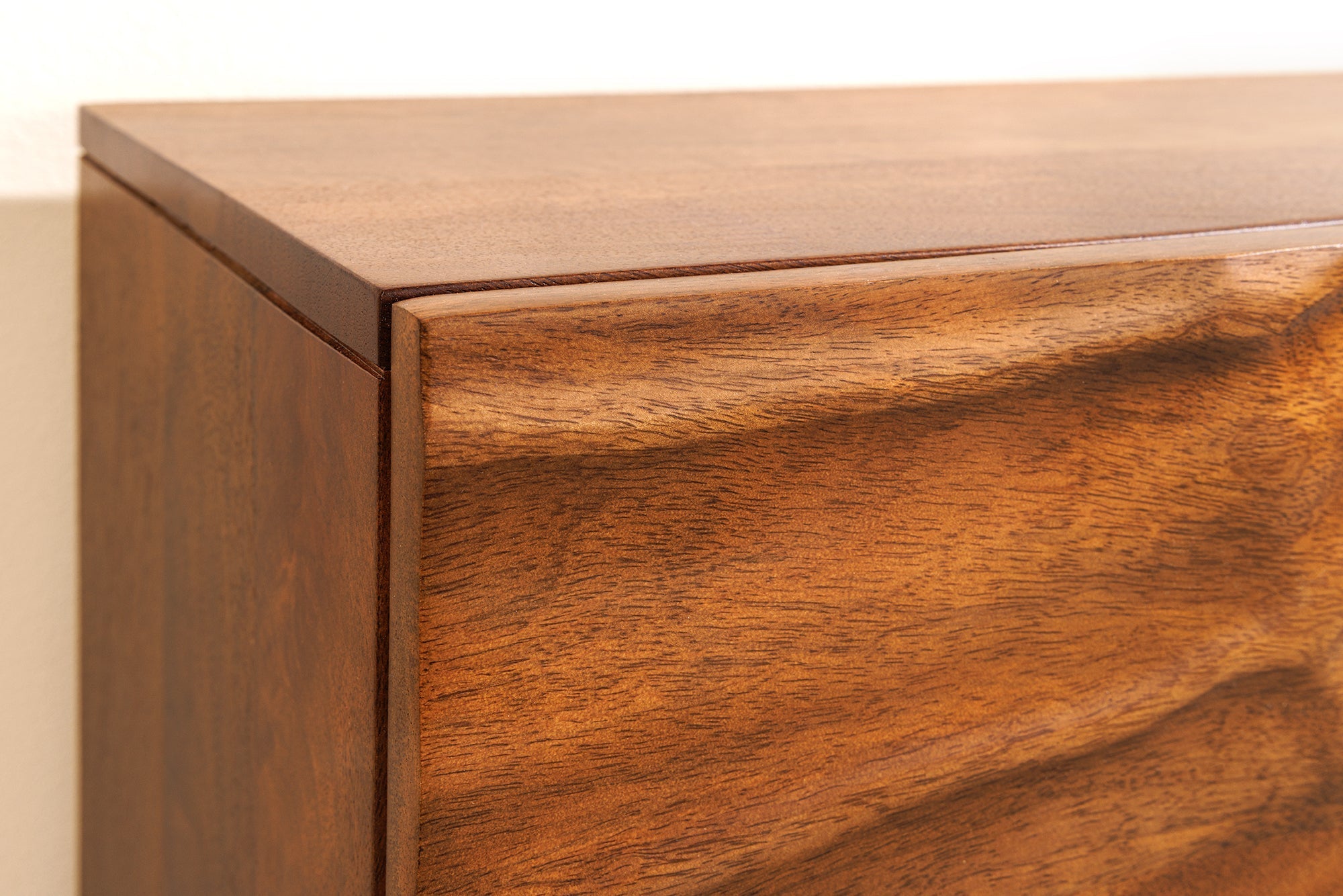 Buffet massif SCORPION 180cm marron suspendu en manguier avec sculptures 3D
