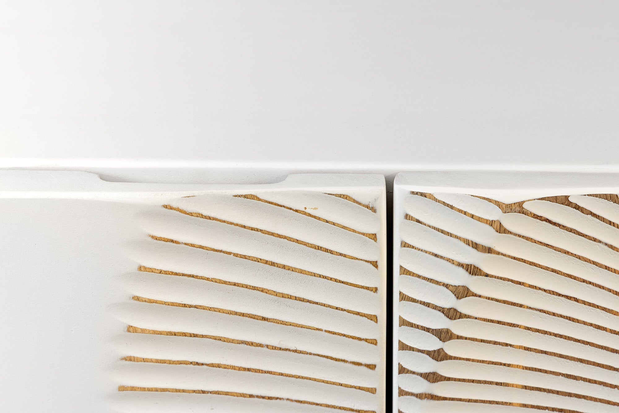 Buffet TV massif GOLDEN SUNSET 180cm or blanc bois de manguier sculptures 3D pieds métal