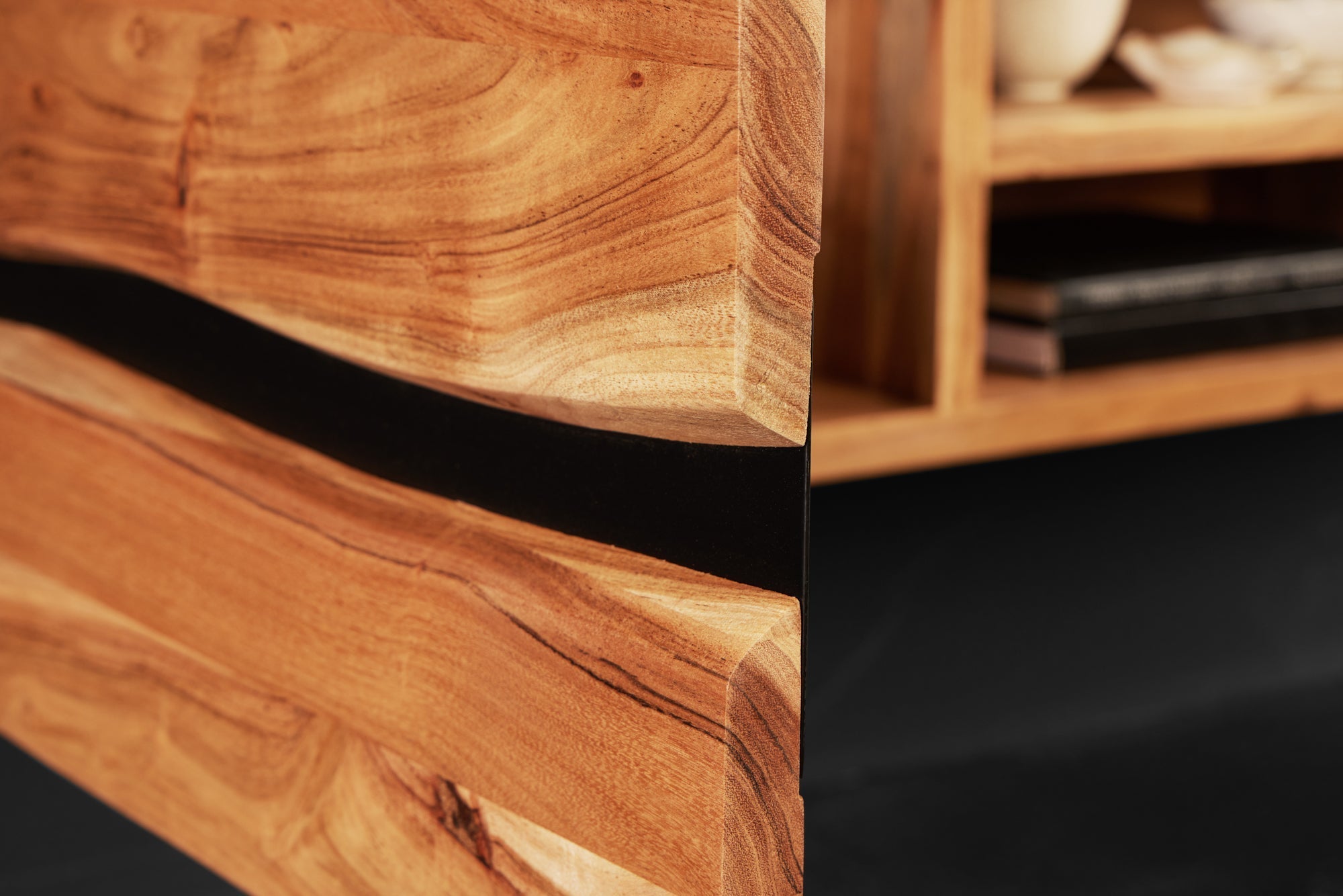 Buffet TV suspendu AMAZONAS 160cm bois massif d’acacia naturel bord d’arbre métal noir