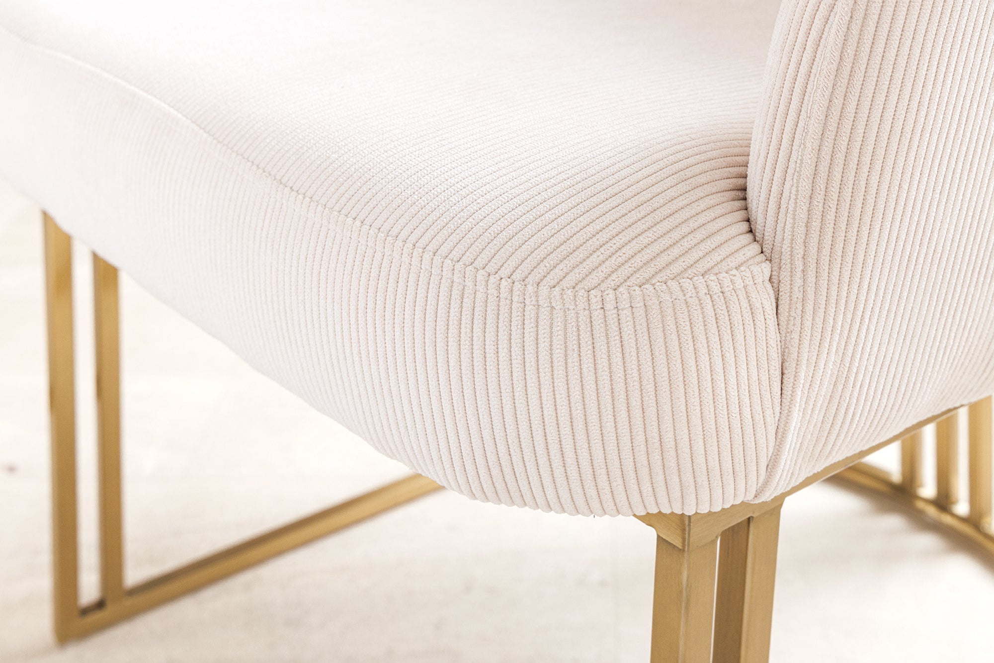 Lote de 2 sillas EXTRAVAGANCIA beige con reposabrazos, cordón de metal cepillado, oro champán