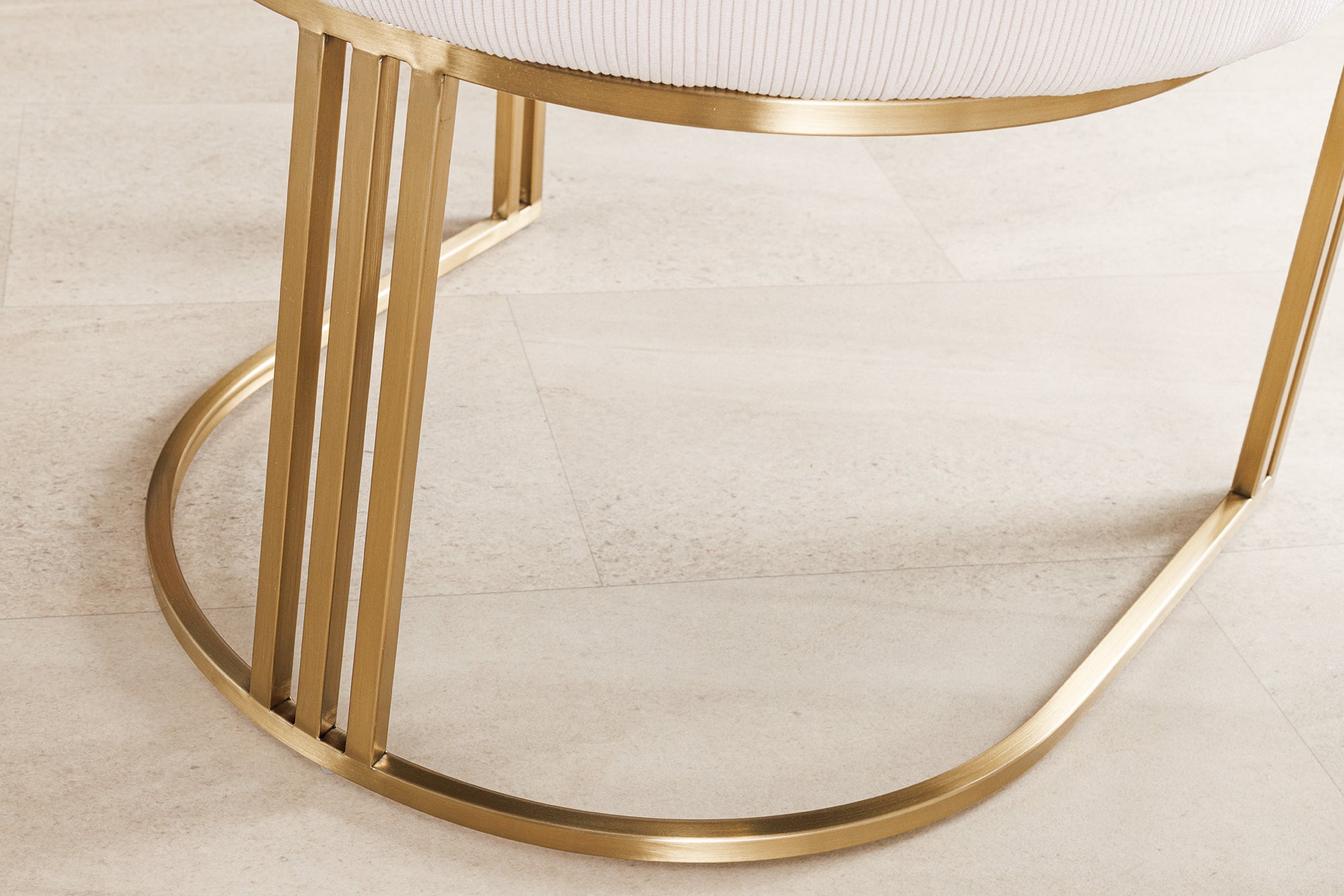 Lote de 2 sillas EXTRAVAGANCIA beige con reposabrazos, cordón de metal cepillado, oro champán