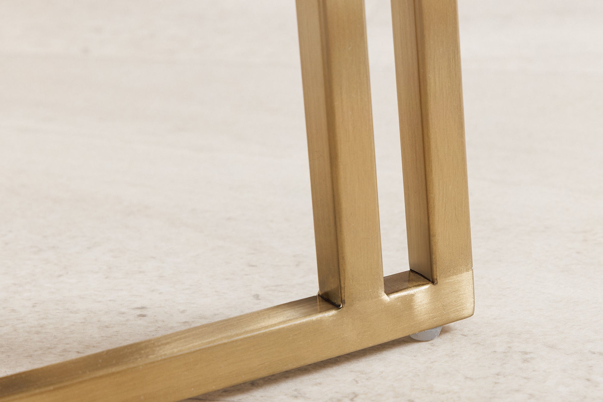Lote de 2 sillas EXTRAVAGANCIA beige con reposabrazos, cordón de metal cepillado, oro champán