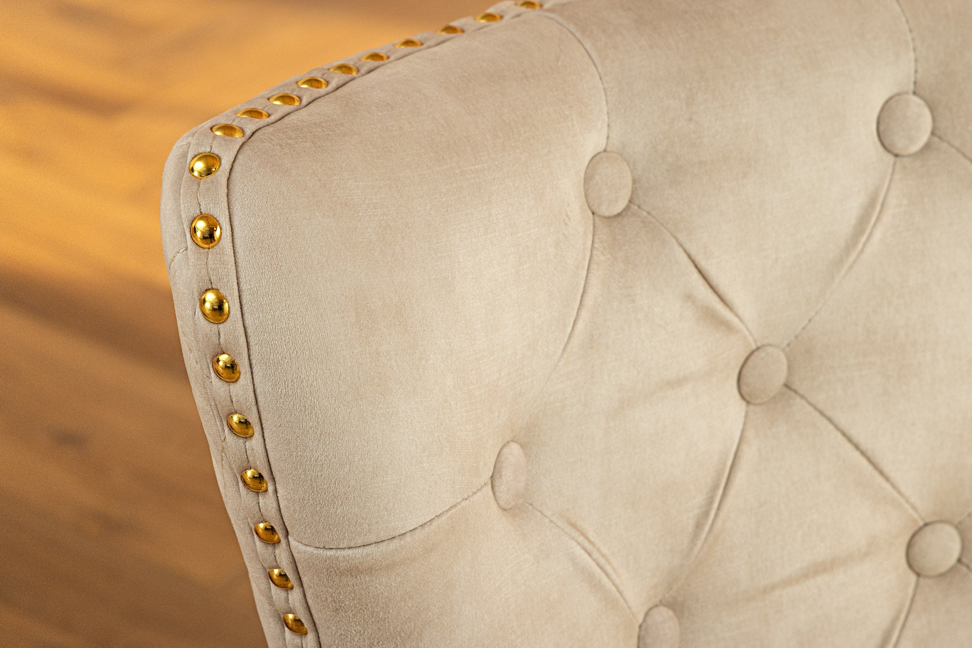 Lote de 2 sillas barrocas de terciopelo beige CASTLE DELUXE de acero inoxidable dorado con remaches decorativos en forma de cabeza de león