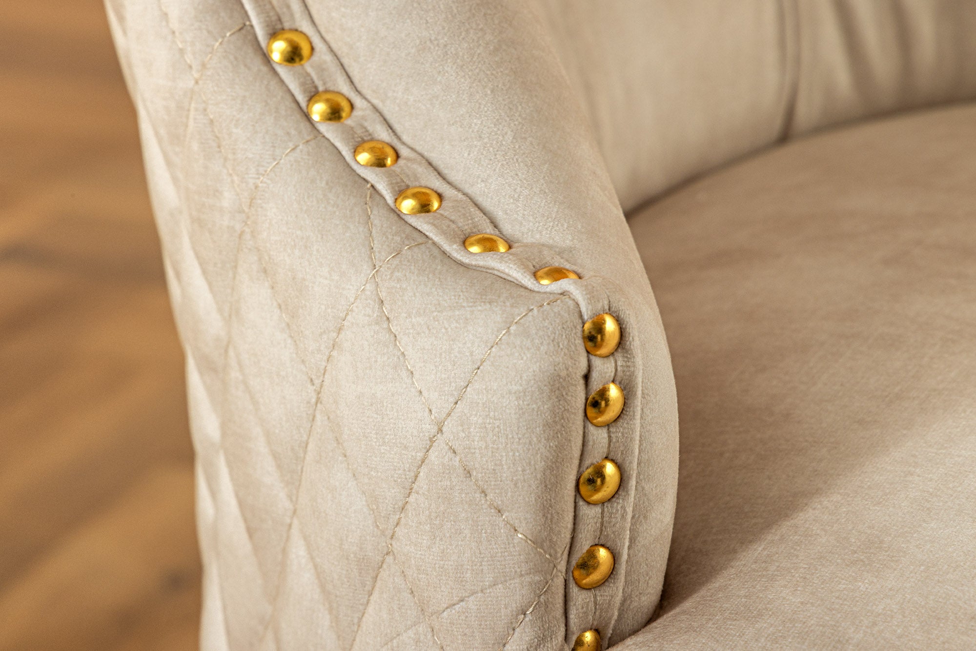 Lote de 2 sillas barrocas de terciopelo beige CASTLE DELUXE de acero inoxidable dorado con remaches decorativos en forma de cabeza de león