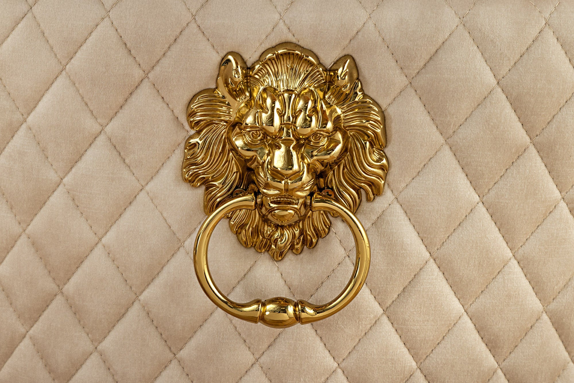 Lote de 2 sillas barrocas de terciopelo beige CASTLE DELUXE de acero inoxidable dorado con remaches decorativos en forma de cabeza de león