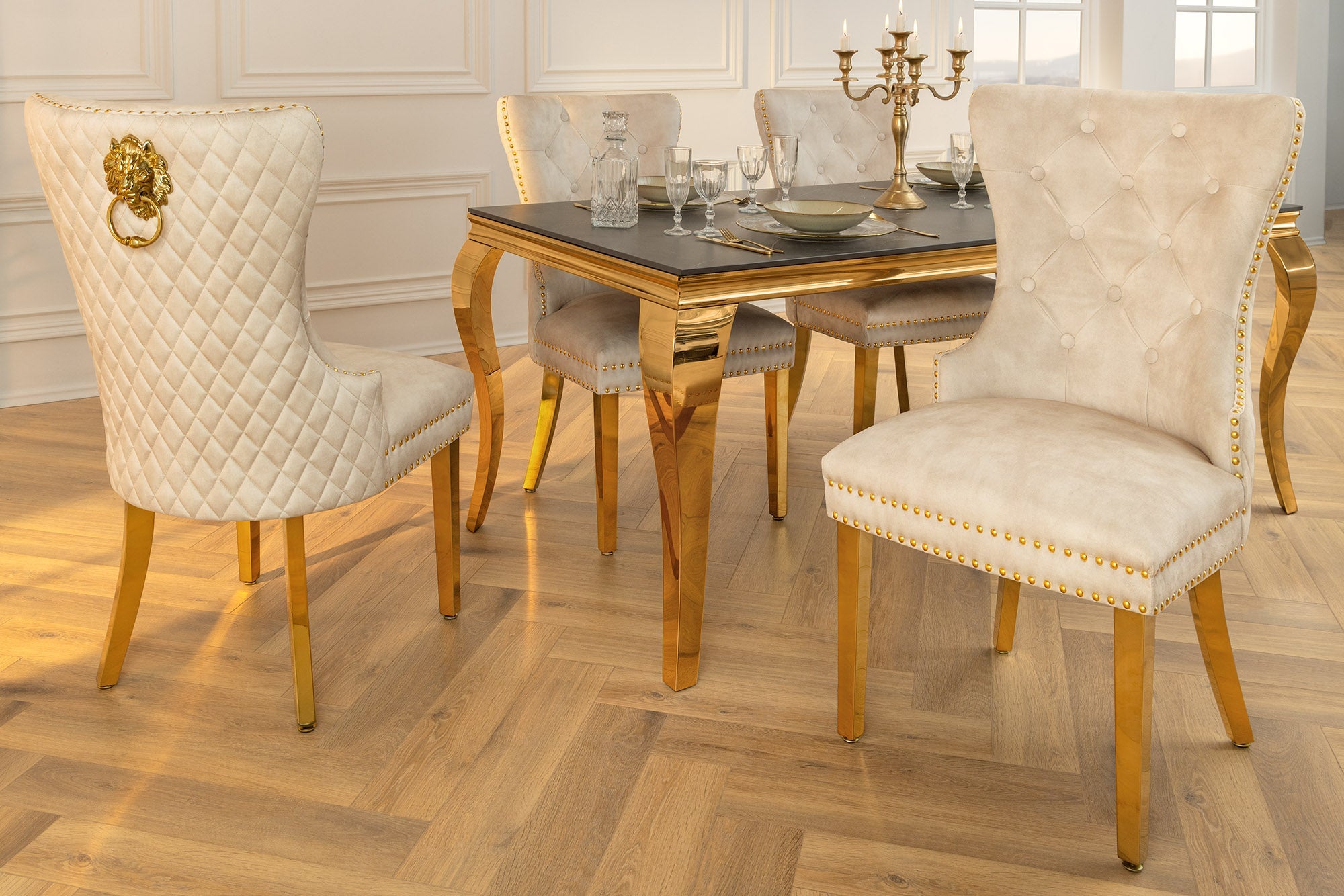 Lote de 2 sillas barrocas de terciopelo beige CASTLE DELUXE de acero inoxidable dorado con remaches decorativos en forma de cabeza de león