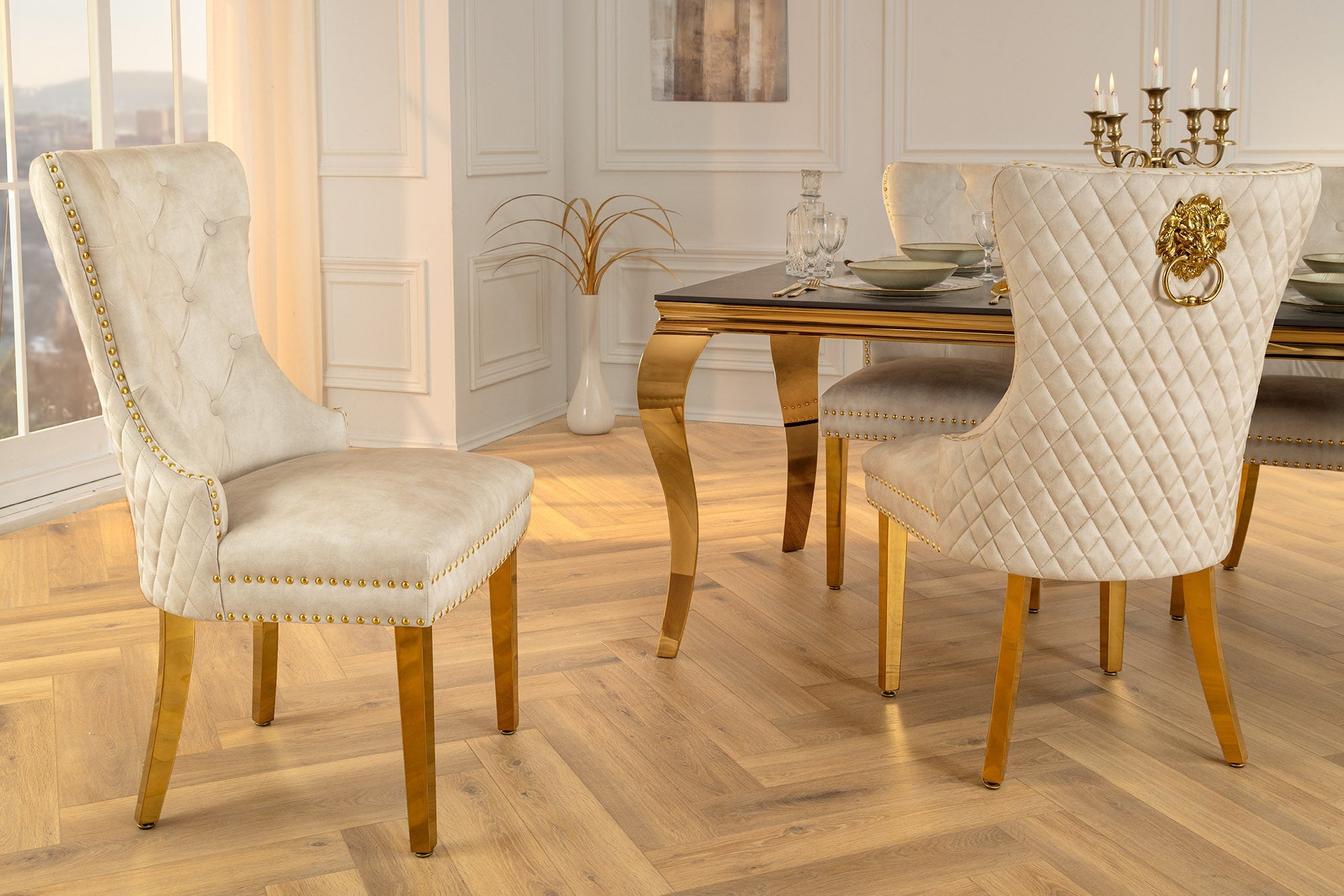 Lote de 2 sillas barrocas de terciopelo beige CASTLE DELUXE de acero inoxidable dorado con remaches decorativos en forma de cabeza de león