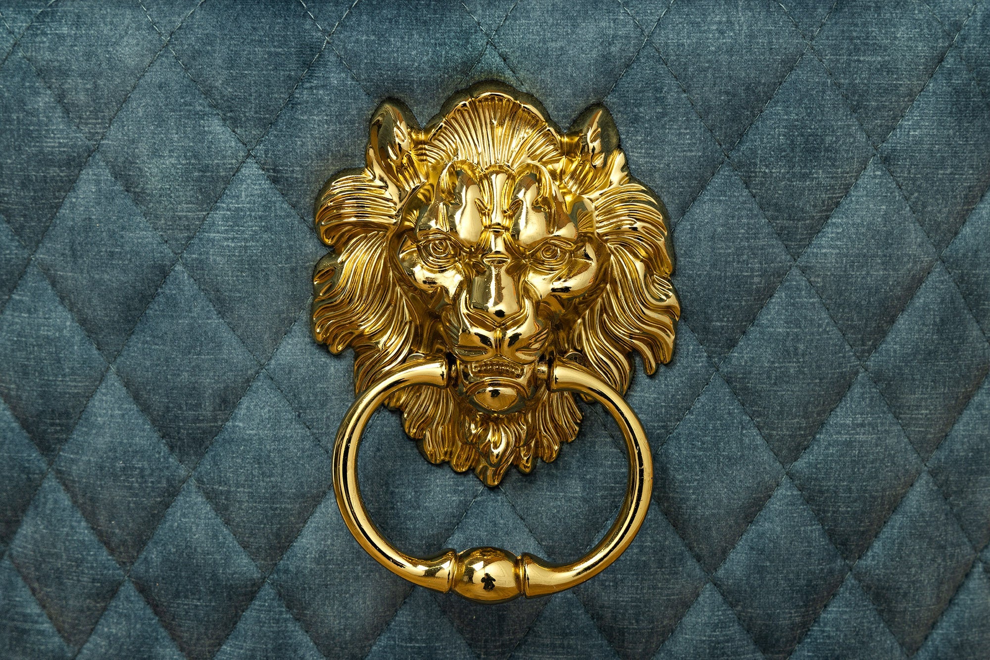 Lote de 2x sillas barrocas CASTLE DELUXE terciopelo azul acero inoxidable oro con cabeza de león Chesterfield