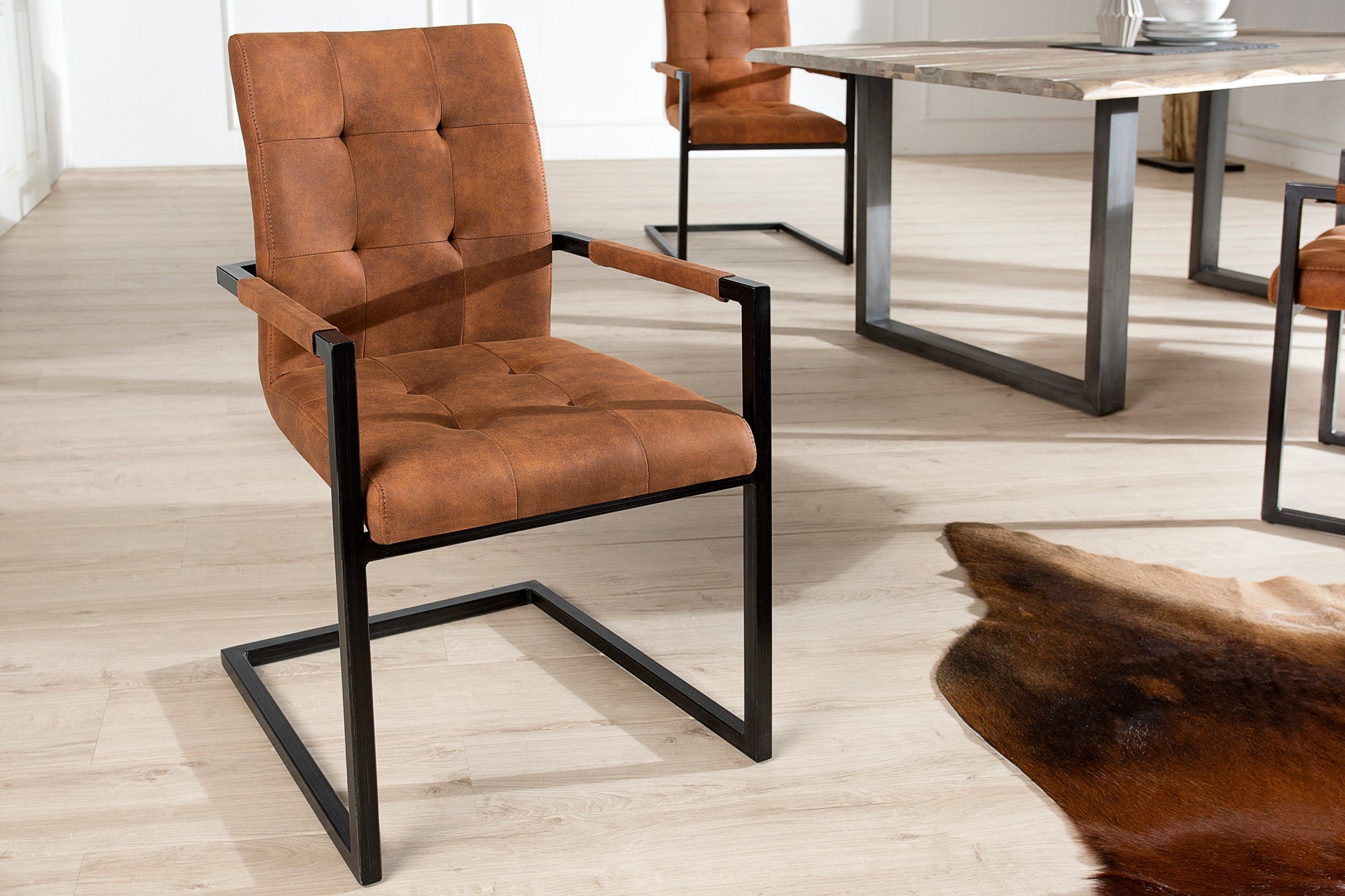 chaise-cantilever-design-oxford-marron-vintage-avec-accoudoirs-et-structure-en-fer_36959 (inv)