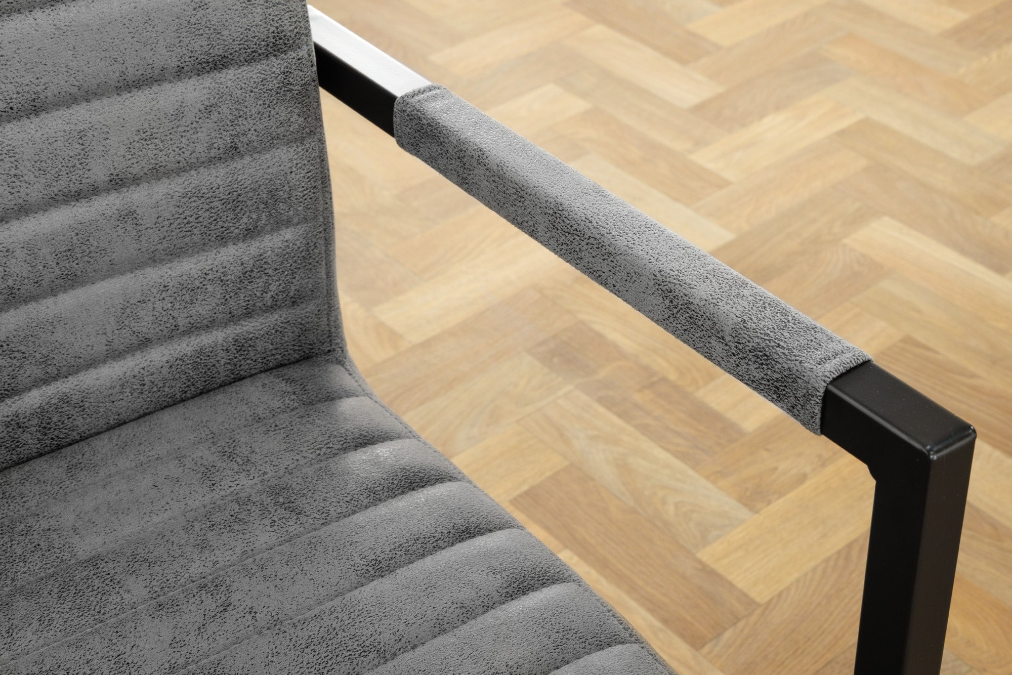 Lote de 2 sillas cantilever industriales LOFT vintage de microfibra gris con reposabrazos de acero inoxidable
