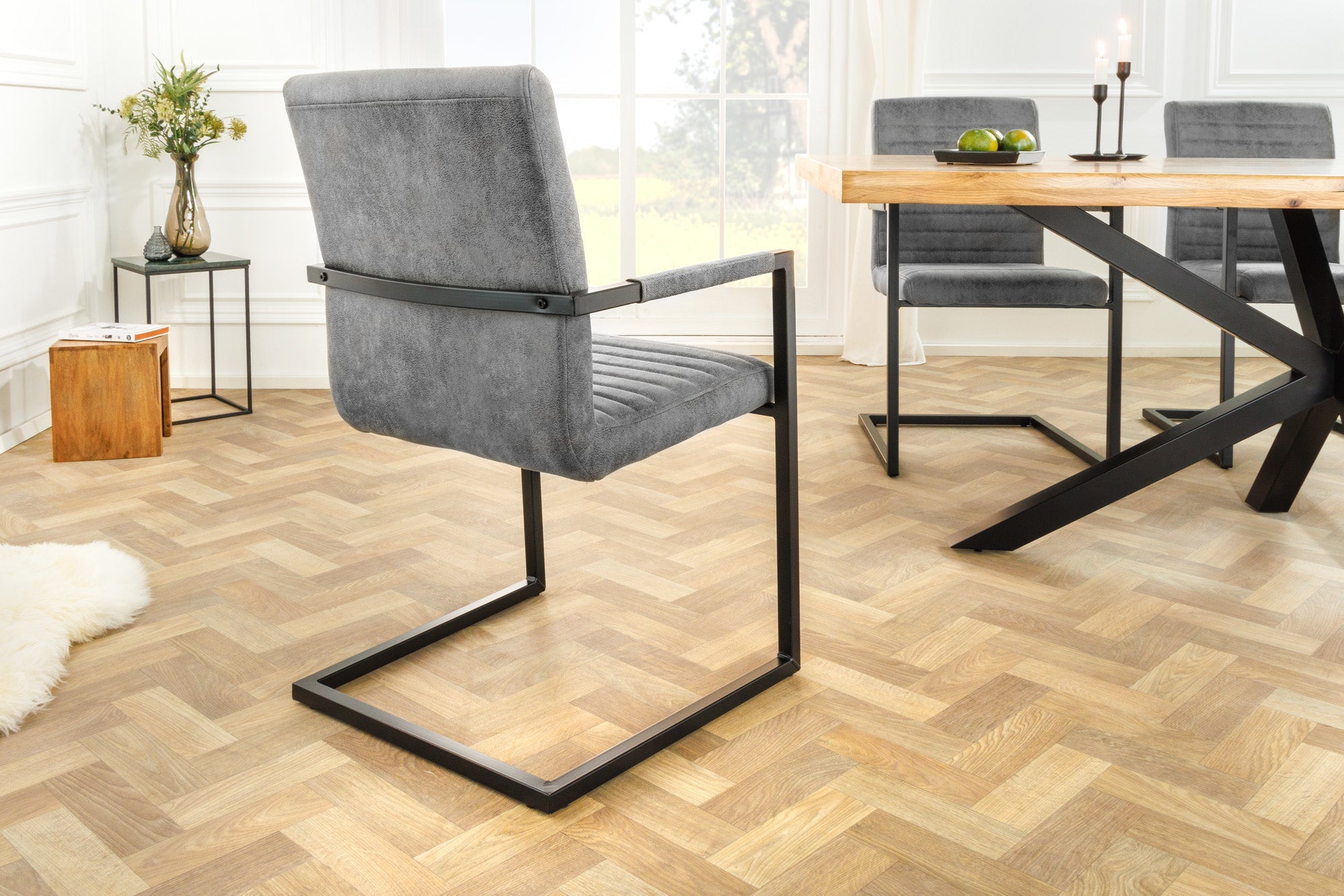 Lote de 2 sillas cantilever industriales LOFT vintage de microfibra gris con reposabrazos de acero inoxidable