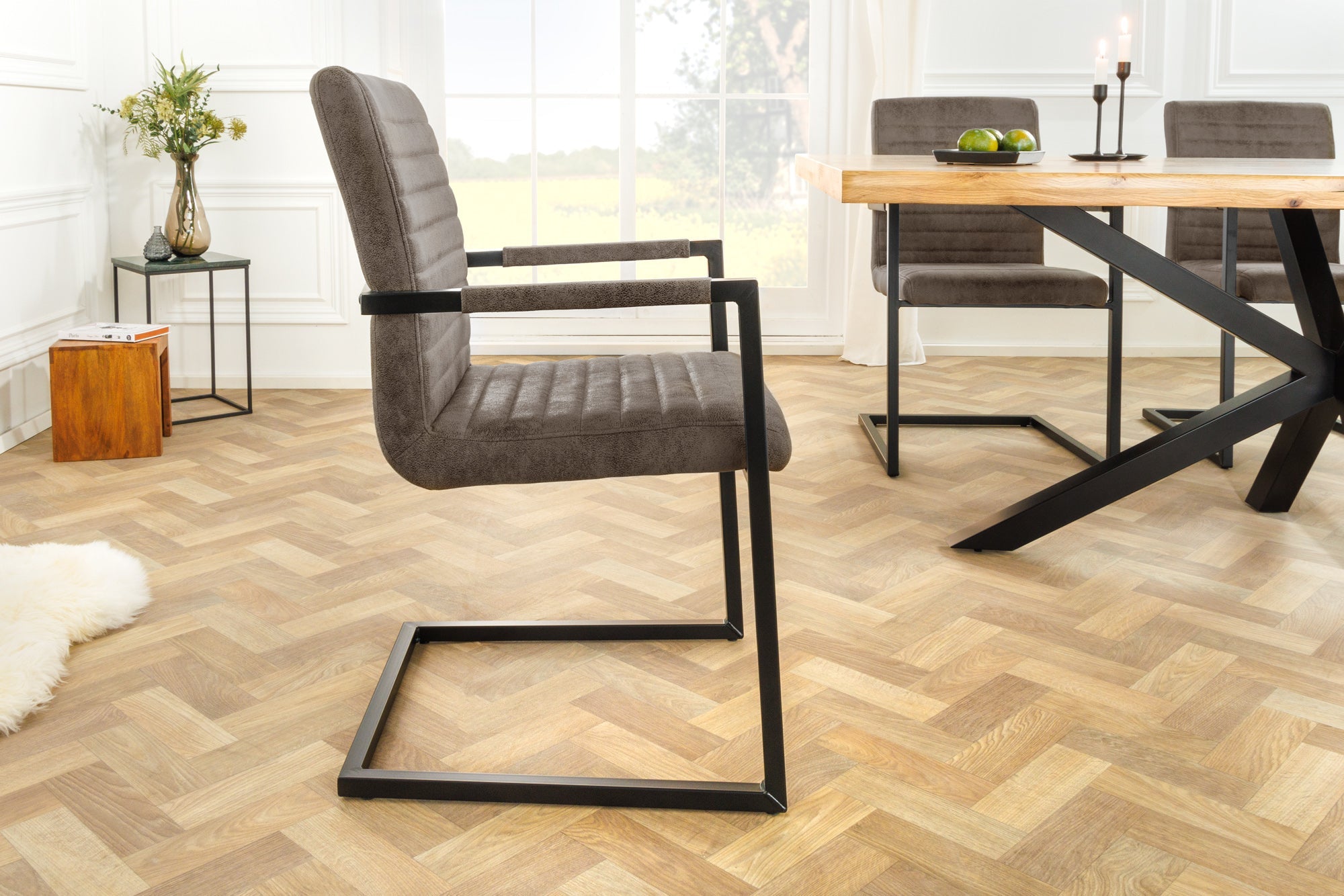 Lote de 2 sillas basculantes modernas LOFT de microfibra gris topo con reposabrazos y estructura de hierro negro