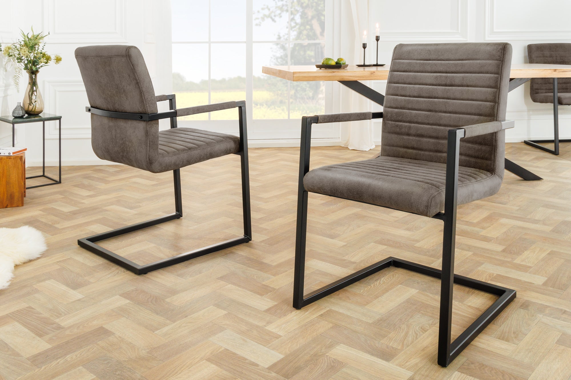 Lote de 2 sillas basculantes modernas LOFT de microfibra gris topo con reposabrazos y estructura de hierro negro